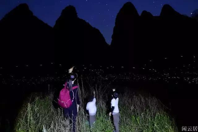 穿橘色针织时尚裙的美女,配一双高跟鞋,秀出的好身材很有女人味